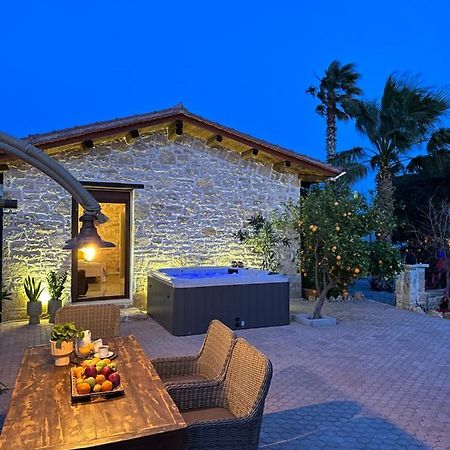 Villa Aspasia With Private Jacuzzi - Oasis Resort コキノス・ピルゴス エクステリア 写真