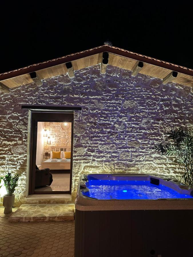 Villa Aspasia With Private Jacuzzi - Oasis Resort コキノス・ピルゴス エクステリア 写真