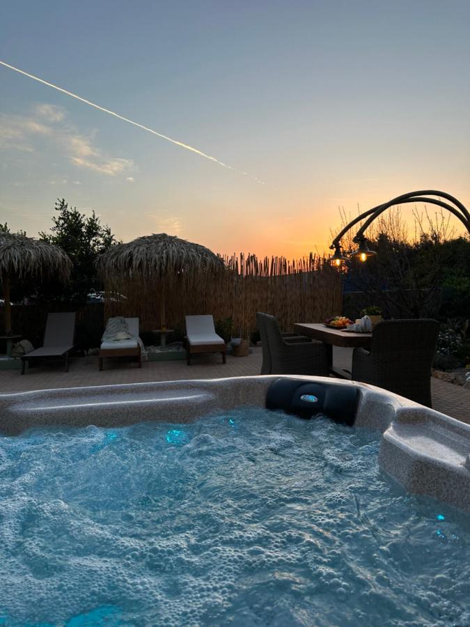 Villa Aspasia With Private Jacuzzi - Oasis Resort コキノス・ピルゴス エクステリア 写真